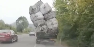 Aşırı yüklü kamyonetin tehlikeli yolculuğu