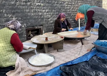 Erişte yapmak için toplanan kadınlar virüse yakalandı