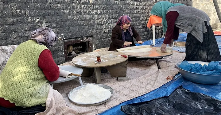 Erişte yapmak için toplanan kadınlar virüse yakalandı