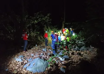 Bursa’da yürüyüşe çıktığı dağdan dereye düştü