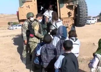 Mehmetçik, çocukları zırhlı araçlarla okula taşıyor