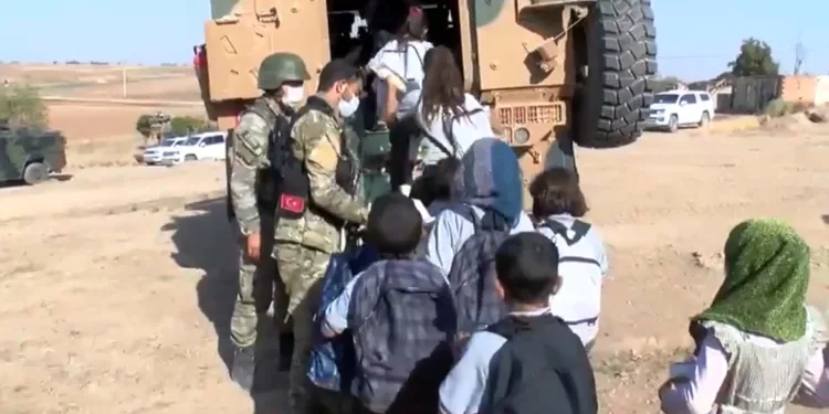 Mehmetçik, çocukları zırhlı araçlarla okula taşıyor