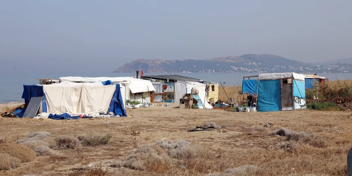 Mudanya’da kaçak yapıların yıkımına başladı