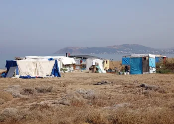 Mudanya’da kaçak yapıların yıkımına başladı