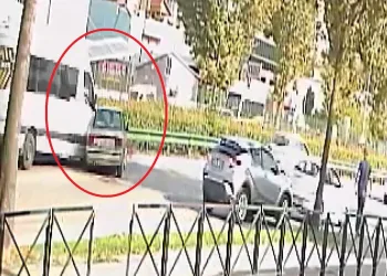 Bursa’da 3 aracın karıştığı zincirleme kaza kamerada