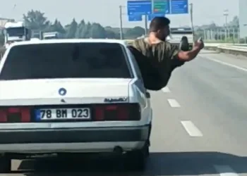 Bursa’da otomobilden sarkıp tehlikeli hareketler yaptı