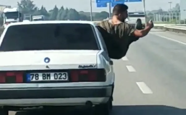 Bursa’da otomobilden sarkıp tehlikeli hareketler yaptı