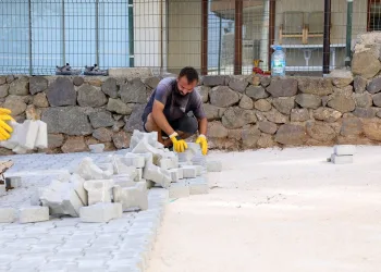 Mudanya parke taşlarla örülüyor