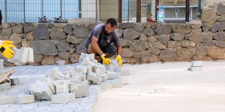 Mudanya parke taşlarla örülüyor