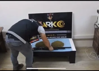 Bursa’da ev baskınında 1 kilo uyuşturucu bulundu