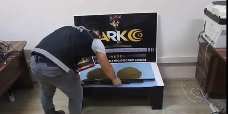 Bursa’da ev baskınında 1 kilo uyuşturucu bulundu