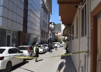 Bursa’da ailesini rehin aldı polise saldırdı