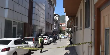 Bursa’da ailesini rehin aldı polise saldırdı