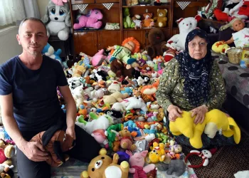 Ücretsiz onardıkları oyuncaklarla çocukların hayatlarına dokunuyorlar