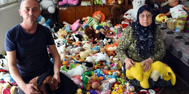 Ücretsiz onardıkları oyuncaklarla çocukların hayatlarına dokunuyorlar