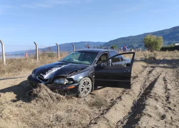 Bursa’da otomobil tarlaya uçtu, sürücü yaralandı