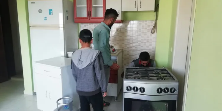 Bursa’da evi yanan aileye geçici konut tahsis edildi