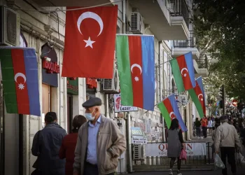 Bakü’de sokaklar iki ülkenin bayraklarıyla süslendi