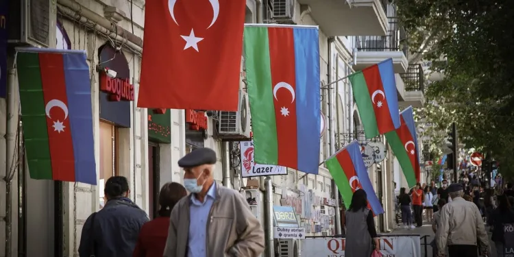 Bakü’de sokaklar iki ülkenin bayraklarıyla süslendi