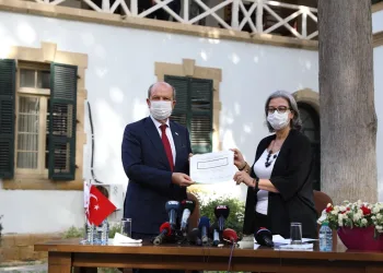 KKTC yeni Cumhurbaşkanı Ersin Tatar mazbatasını aldı