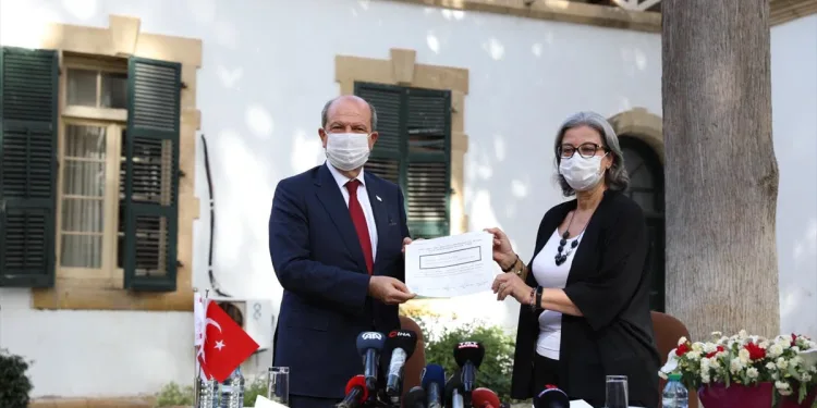 KKTC yeni Cumhurbaşkanı Ersin Tatar mazbatasını aldı