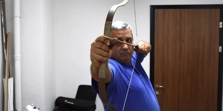 Geleneksel Türk okçuluğuna eski yöntemlerle yay üretiyor