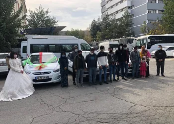 Akılalmaz taktik! Düğün konvoyu gibi süslemişler