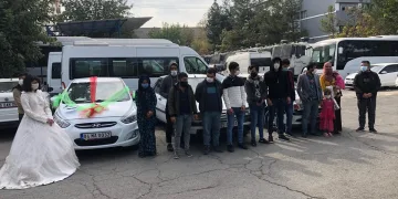 Akılalmaz taktik! Düğün konvoyu gibi süslemişler