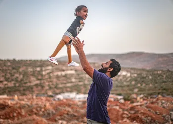 Muhammed bebek, Türkiye’de kavuştuğu protez bacaklarıyla İdlib’e döndü