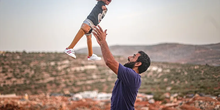 Muhammed bebek, Türkiye’de kavuştuğu protez bacaklarıyla İdlib’e döndü
