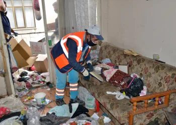 Daha öncede temizlenen evden 6 ton çöp çıktı