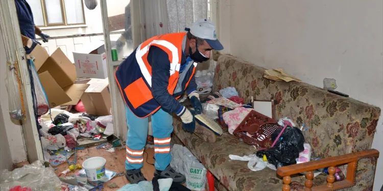 Daha öncede temizlenen evden 6 ton çöp çıktı