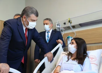 Bakan Koca, Bursa’da hastaları ziyaret etti