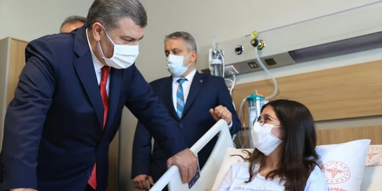 Bakan Koca, Bursa’da hastaları ziyaret etti