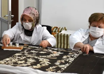 Padişah türbelerine sanduka örtüsü işliyorlar