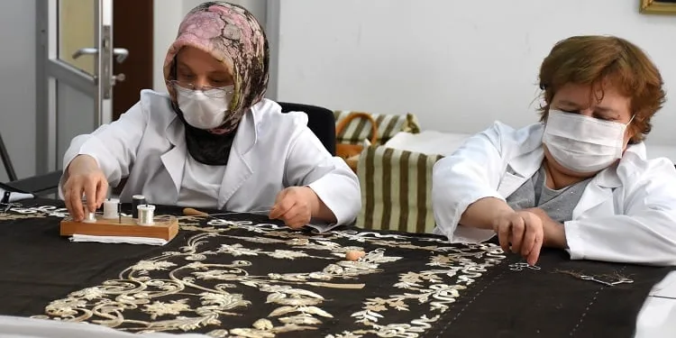 Padişah türbelerine sanduka örtüsü işliyorlar