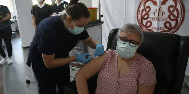 ABD aşısı Türkiye’de gönüllülere uygulandı