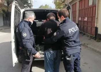 Bursa’da mahalleli yakaladı, polise teslim etti