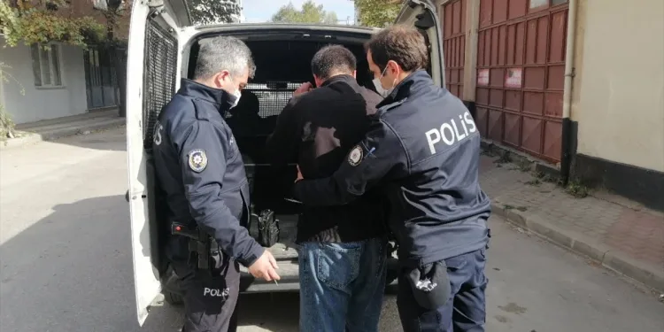 Bursa’da mahalleli yakaladı, polise teslim etti
