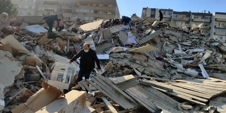 Deprem bölgesinden ilk görüntüler!