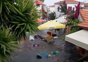 İzmir’de tsunami! Deniz taştı, sokakları su bastı