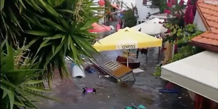 İzmir’de tsunami! Deniz taştı, sokakları su bastı