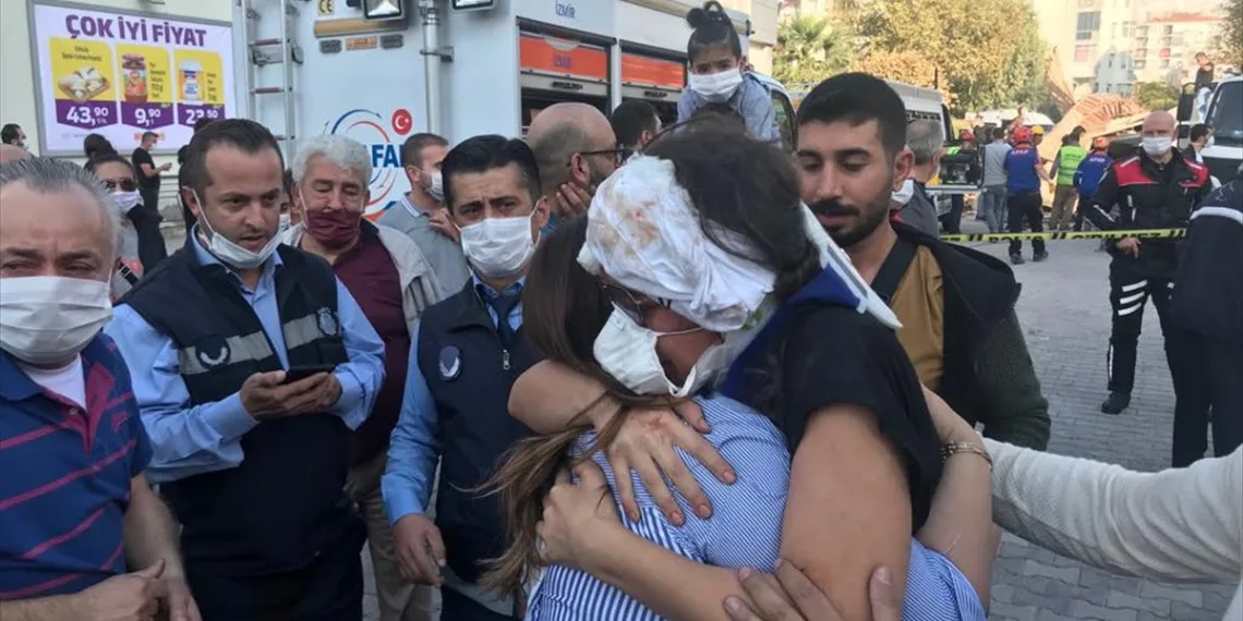 Yaralının enkazdan çıkarılma anı görüntülendi