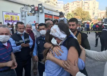 Yaralının enkazdan çıkarılma anı görüntülendi
