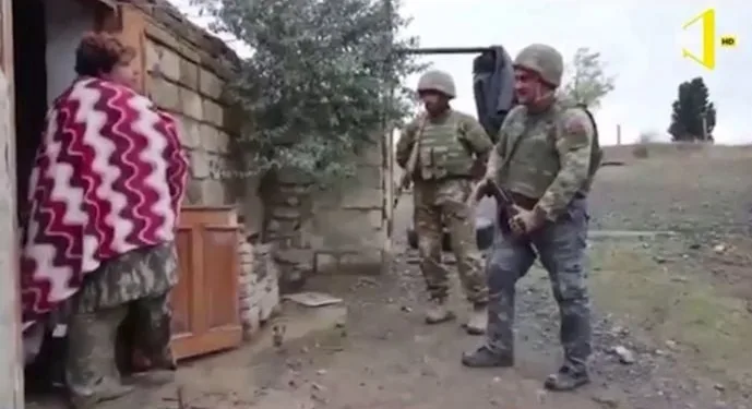 Yaşlı Ermeni kadından Azerbaycan askerine: Evinize hoş geldiniz!