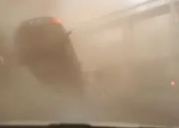 Yangın sırasında hortum! Otomobili havaya fırladı