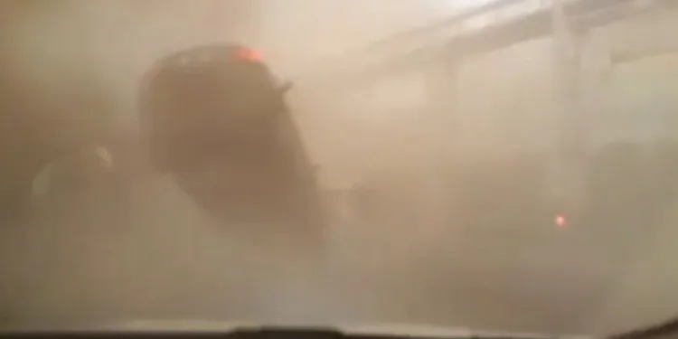 Yangın sırasında hortum! Otomobili havaya fırladı