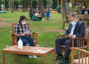 Başkan Aktaş’la açık havada kitap buluşması