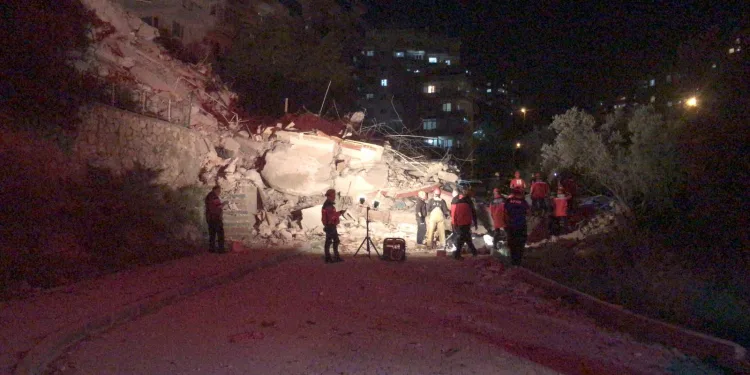 Mudanya’da 9 katlı bina çöktü!