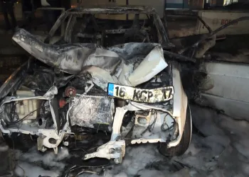 Bursa’da makas atan araç direğe çarpıp alev aldı